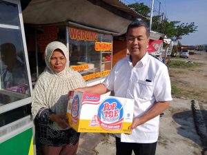 Rektor Unbrah Prof.Dr.Ir.Musliar Kasim, M.S kepada salah satu warga di sekitar Masjid Baiturrahmah, Senin 29 Juli 2019.