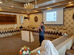 Prof.Dr.Ir Akmal Djamaan tengah memberikan arahan terkait proposal penelitian dan pengabdian masyarakat di kegiatan Workshop LPPM Unbrah, Rabu 31 Juli 2019.